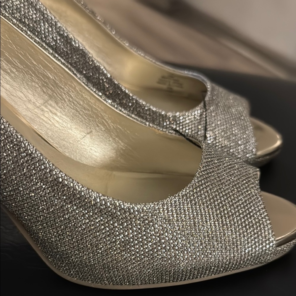 Bandolino
Women's Rainaa Peep Toe Platform Stiletto Pumps Size 10 BRAND NEW❣️ - Picture 7 of 15